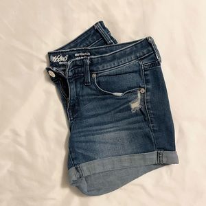 Mid rise jean short